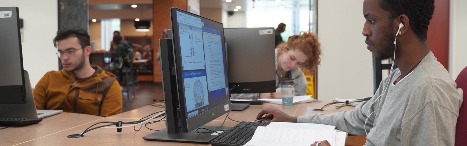 在詹姆斯·布兰奇·卡贝尔图书馆一楼，学生们正在玩电脑。RAYBET雷竞技app下载雷竞技官方app下载安卓版